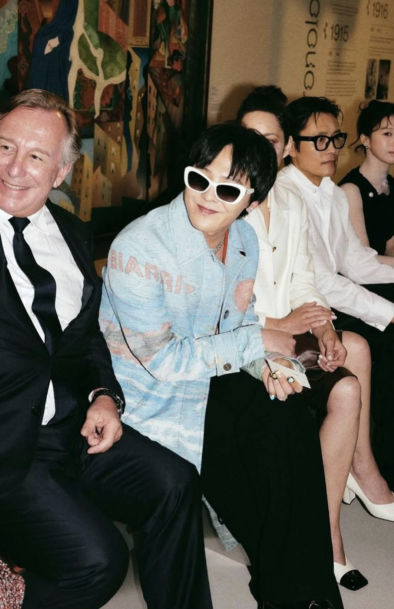 "샤넬을 입은 게 아니라 지디를 입은 것" 인간샤넬 지드래곤, 파리도 뒤집어놓은 역대급 간지 속 '이 시그니처 템'의 정체