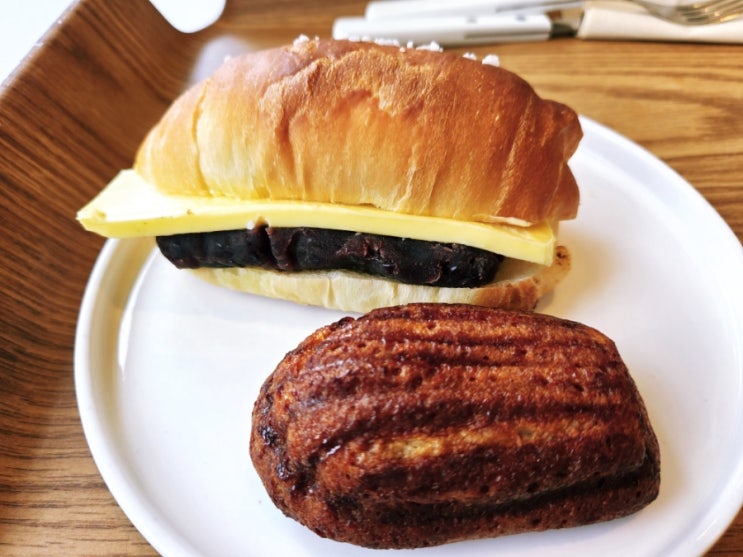  울산 혁신도시 카페 스컹크웍스, 가성비 최고인 앙버터 소금빵과 아메리카노 솔직후기
