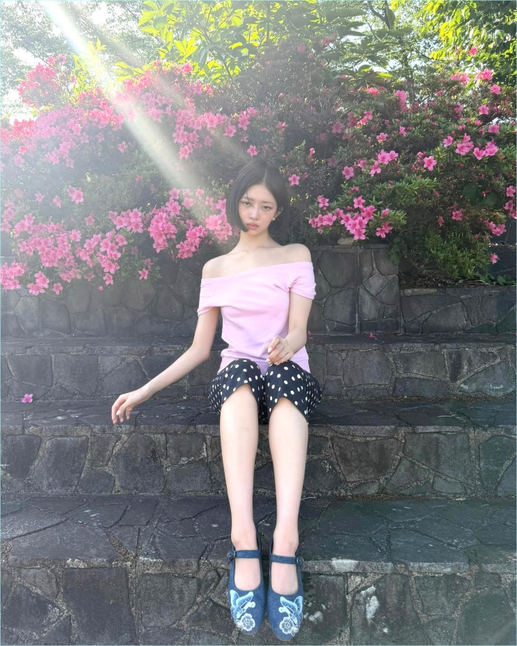 아이브 레이 일본 여행룩 핑크 오프숄더에 도트 팬츠 미친 폼