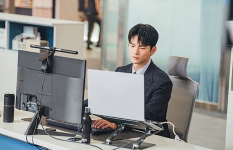 '<b>내일도 출근</b>!' 서인국, 냉랭 눈빛과 칼각 슈트핏 공개