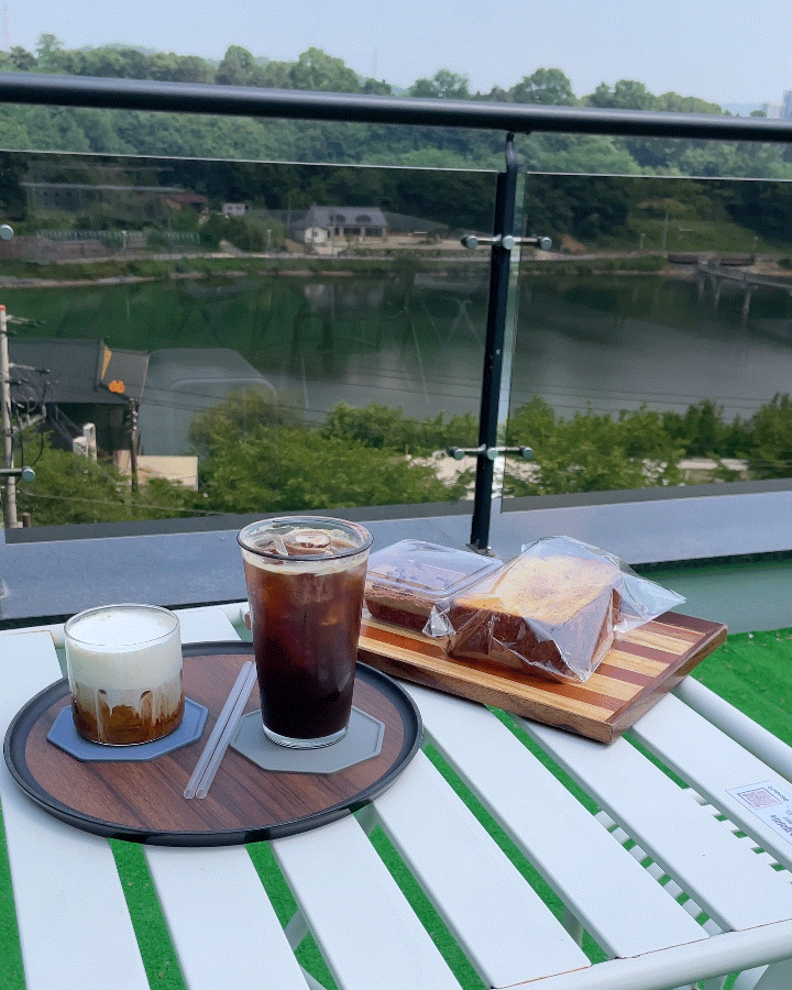  옥천군카페 라운드커피 대전근교카페 | 교동 저수지 뷰와 베이커리까지 다 잡았어요.