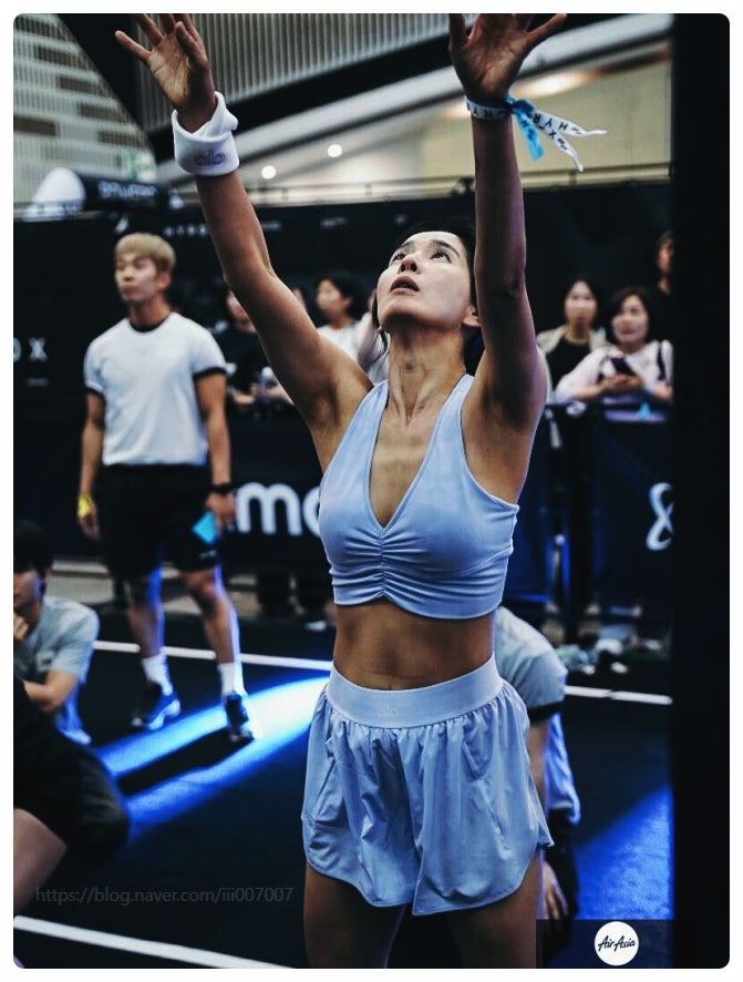 53세에 네 아이 엄마 정혜영이 공개한 근육질 몸매, 남편 션마저 감탄한 진짜 이유