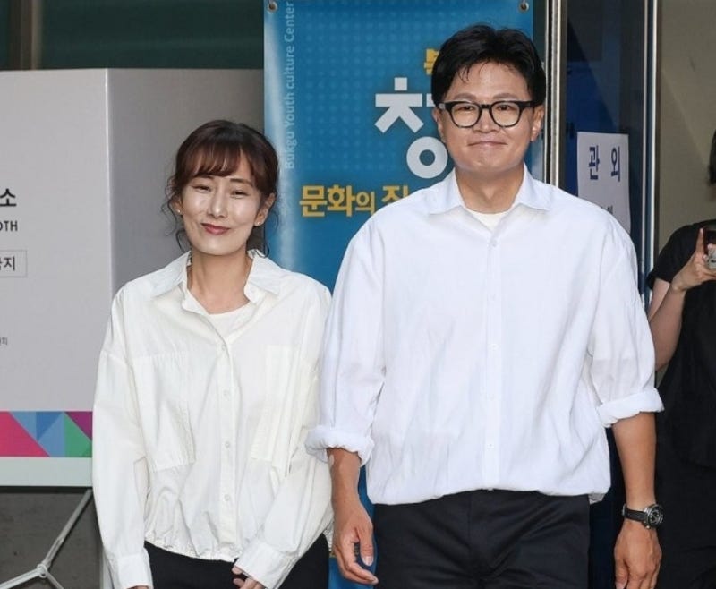 [속보] "조용히 투표만…" 한동훈 후보와 부인 진은정 변호사 포착, 이번 선거 표심 뒤흔들까?
