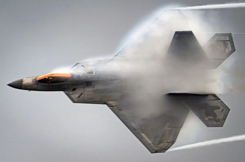 F-22 랩터의 굴욕: 1시간 비행에 1억? 최강 스텔스기의 천문학적 유지비와 가동률 추락 원인 총....