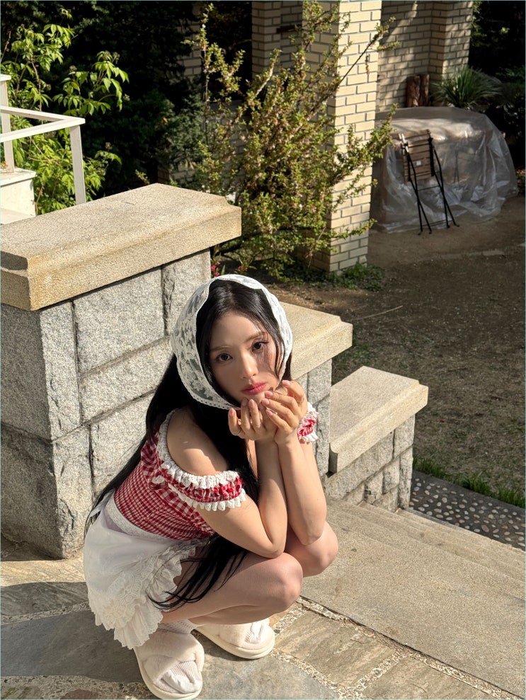  서늘한 눈빛의 프로미스나인 박지원, 그리고 아찔한 체크 탑의 비밀