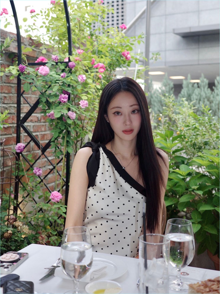  도트가 유치하다고요? 경리 사복 패션에서 발견한 아찔한 반전