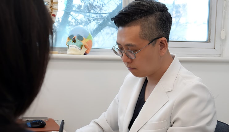  [은행사거리 한의원] 6월 모평 앞두고 체력 방전된 아이, '자세'가 집중력을 갉아먹습니다