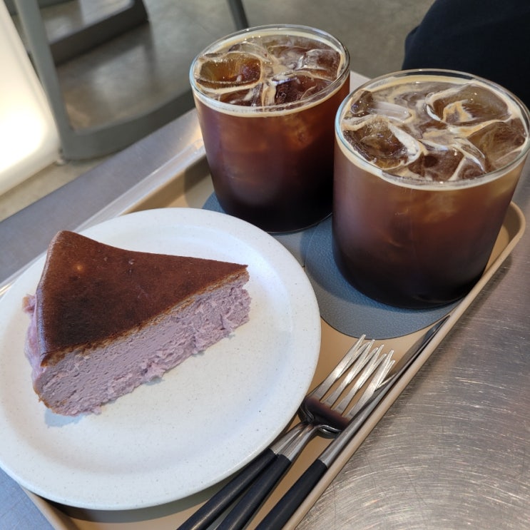  상일동역카페:[스탁] '우베 바스크 치즈 케이크' 후기 / 맛있어요!