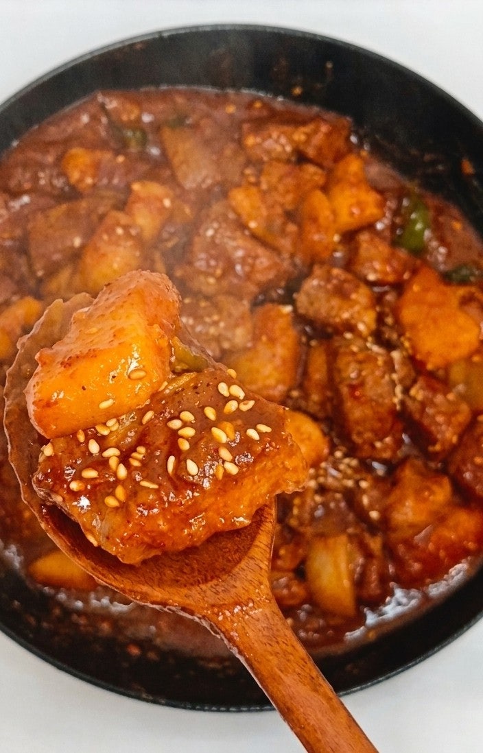뼈 발라낼 필요 없어요! 두툼한 목살로 만든 매운 갈비찜 황금 레시피 (feat. 마이야르 비법)