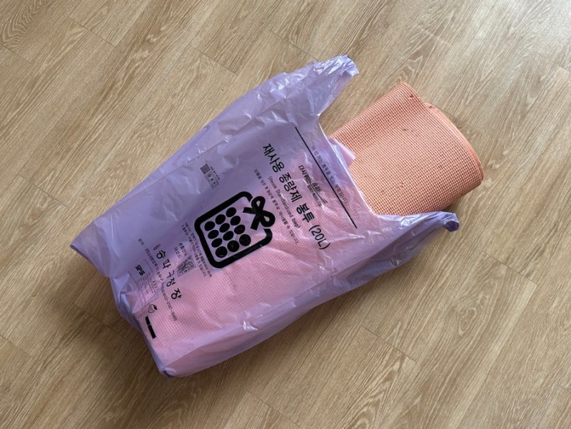 '이렇게 버리면 수거 안됩니다.' 요가매트 버리는 방법