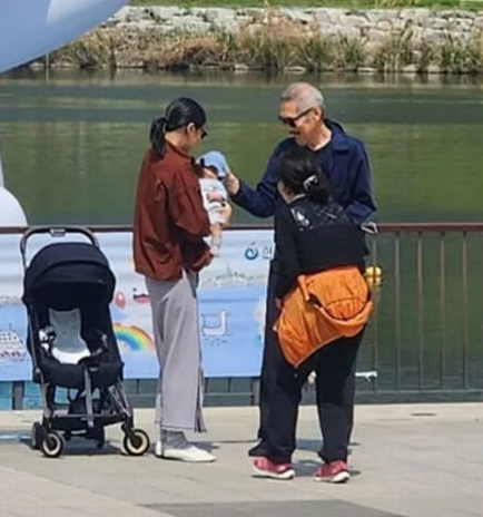  김민희 홍상수, 충격 근황! 유아차에... 대체 무슨 일?