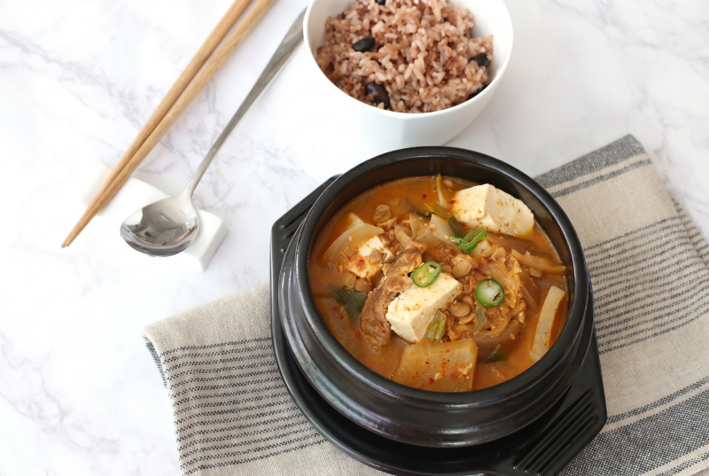 고기가 콩을 만나 부드러워진 청국장 김치찌개 끓이는 방법