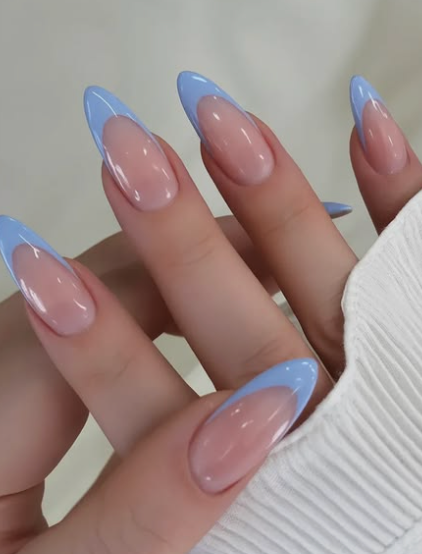  블루 프렌치 네일, 6월 여름엔 기본 프렌치보다 더 시원해 보이는 디자인으로!