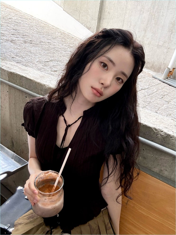  괴물 신인 마녀의 반전 근황, 신시아 그리고 프리미엄 아우터 2벌 값의 플렉스