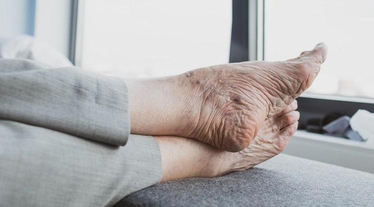  혼자 살고 혼자 죽기 — 고독사와 수치심