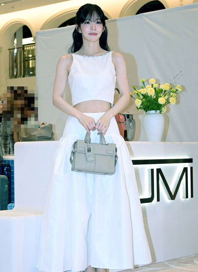프로미스나인 이채영, 가슴과 배꼽사이 '청순+우아의 정석' 걸그룹 탑미모.jpg