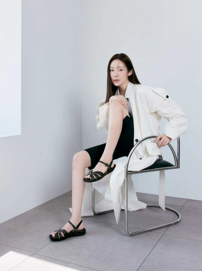  스타일 뮤즈 차정원의 발끝에서 시작되는 우아함이 깃든 핏플랍쪼리 코디