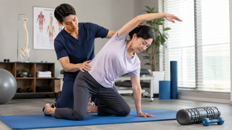 나이 들어 생긴 척추측만증, 관리법과 치료비 — 2026년 도수치료 실손보험 변화까지