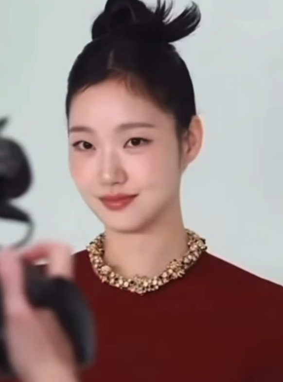  김고은, 샤넬쇼 단발 변신 이은 붉은 장미꽃처럼 피어난 고품격 올림머리