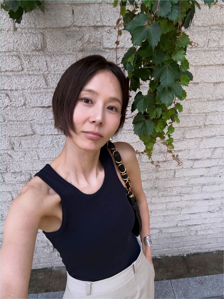  예능인 꼬리표 떼고 패션계 장악한 김나영 그리고 시선을 훔친 볼드 체인백