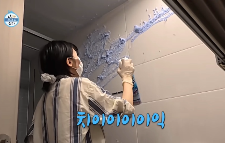 I Live Alone: Choi Ji-soo's Cleaning Products - Astonish Bathroom Foam Cleaner Comparison and Recommendation