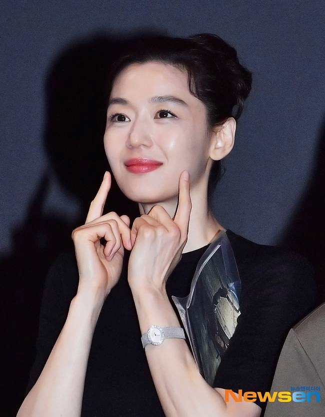  전지현 코디 무대인사 레전드 소리 나올 만했다