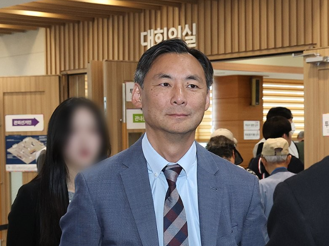 경찰, ‘부정선거 음모론자’ <b>모스탄 출국정지</b> 추진... “절차... 
