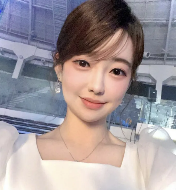 SNS에 수억대 슈퍼카 인증에 “남자 스폰 받았다” 명예훼손 1심 승소한 아나운서 강아랑, 그....