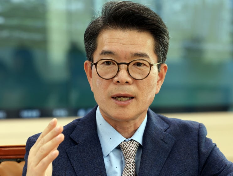 출신 '연예인'급 전국구 정치인 TOP 3 추미애 김무성 <b>정원오</b>