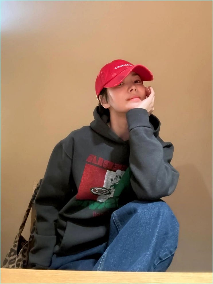  송혜교 차정원 실착 5만원대 레터링 볼캡, 안 감은 머리 화보 세팅