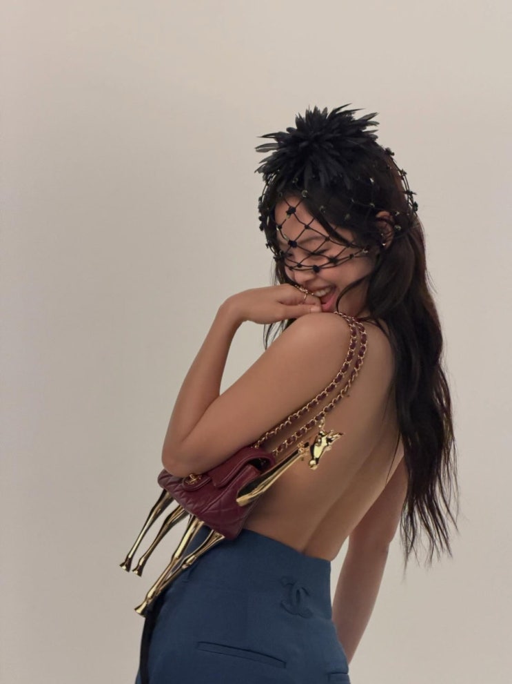  제니 패션 화보 봤는데.. 너무 벗어서 솔직히 처음엔 당황했습니다 , "너무 벗은 거 아니야?"… 제니 화보 보고 모두가 놀랐던 진짜 이유, 자세히 보니 달랐다