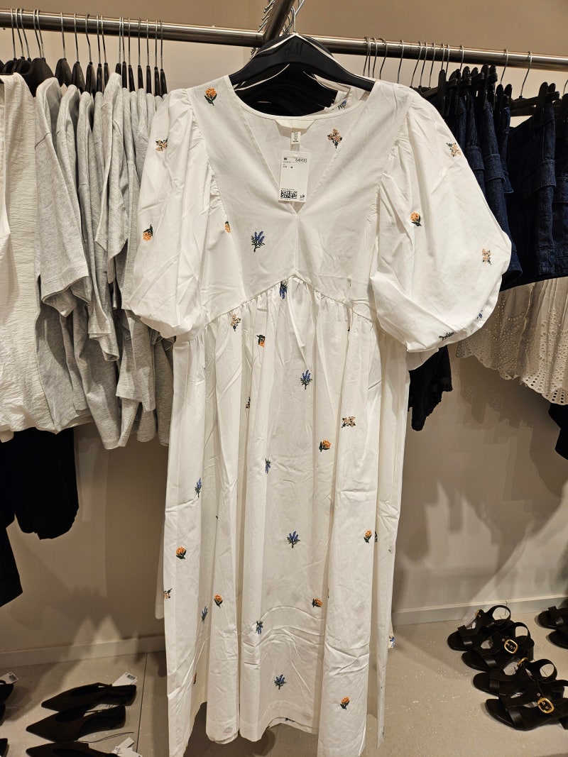 바캉스 휴양지룩부터 임부복까지 커버 가능한 H&M 신상 화이트 벌룬 원피스