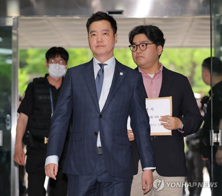 <b>김세의</b>, 명예훼손 <b>구속</b>적부심 기각까지 이어진 법정 출석 장면