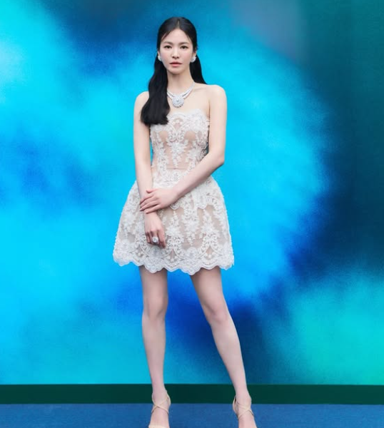  송혜교 17kg 감량, 굶은 게 아니라고? 파리 근황에 "뼈만 남았네" 비법이 고작 이거였다니