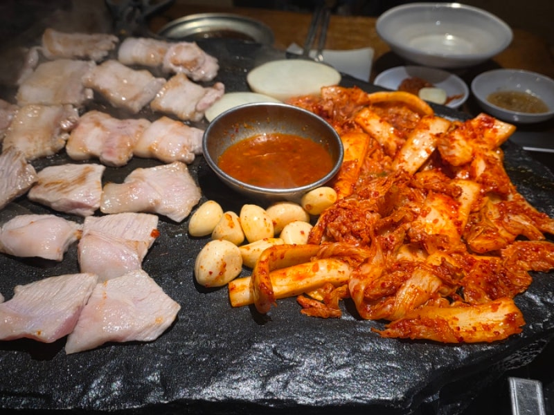 구리 돌다리 특별한 불판에서 삼겹살 항정살, 석암생소금구이 구리점