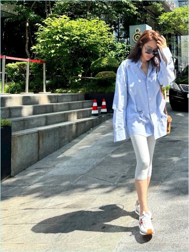  거리 시선 강탈한 김혜수의 파격 셔츠, 50대 나이 잊은 압도적 레깅스 핏