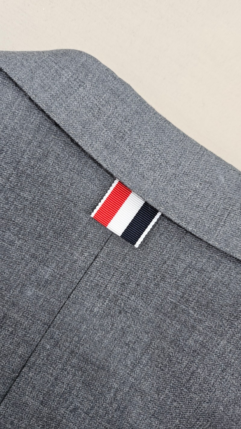 [명품옷수선] Thom Browne 톰브라운 자켓 소매 기장 어깨에서 5.5cm 줄이기 수선 작업 ~