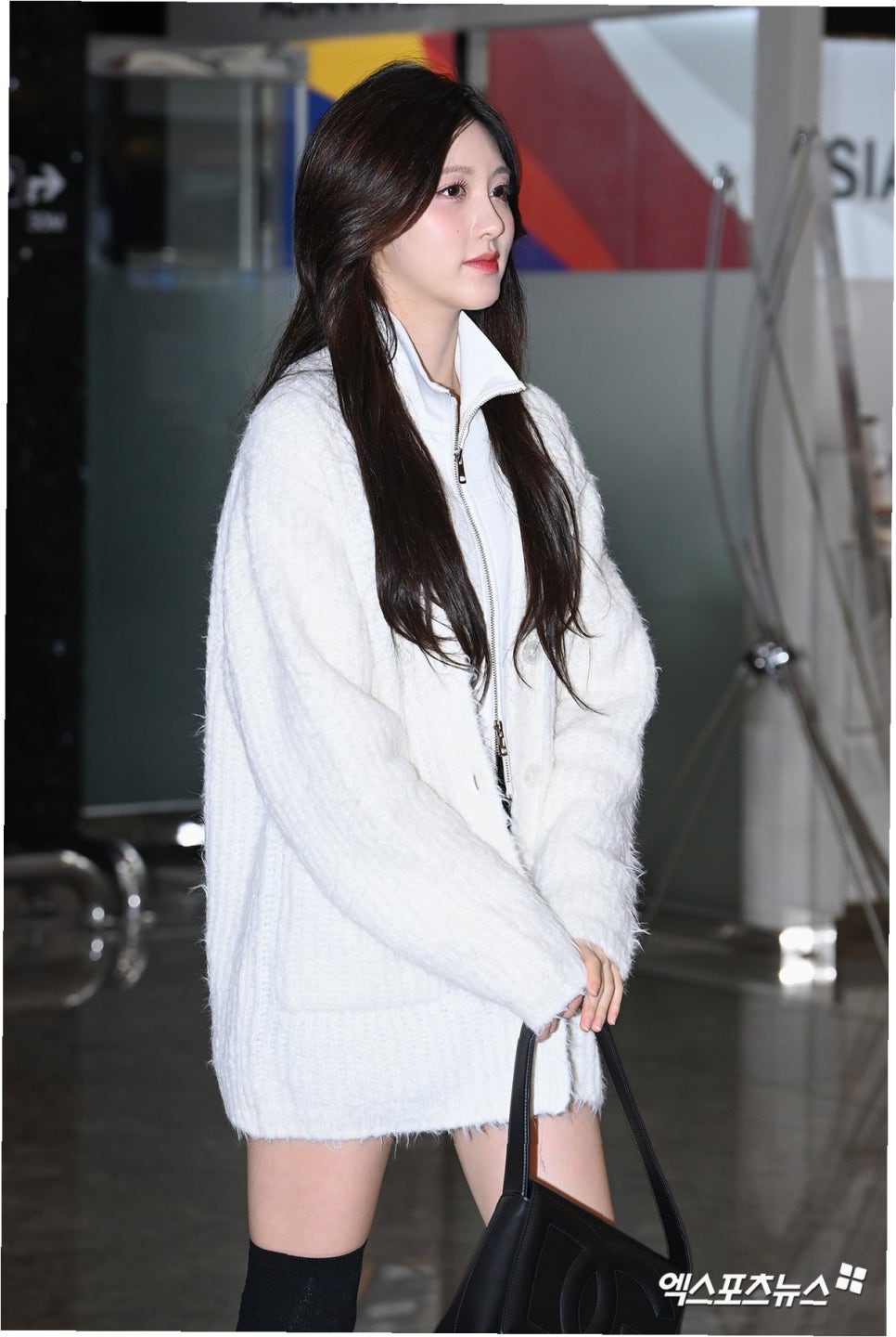 아이브, 공항 패션으로 완성한 힙스터 바이브: 상하이 출국길 엿보기