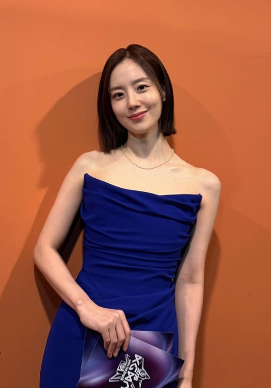"떡도 라면도 뭐든 다 먹죠"…168cm·45kg 문채원이 살 뺀 손계량법