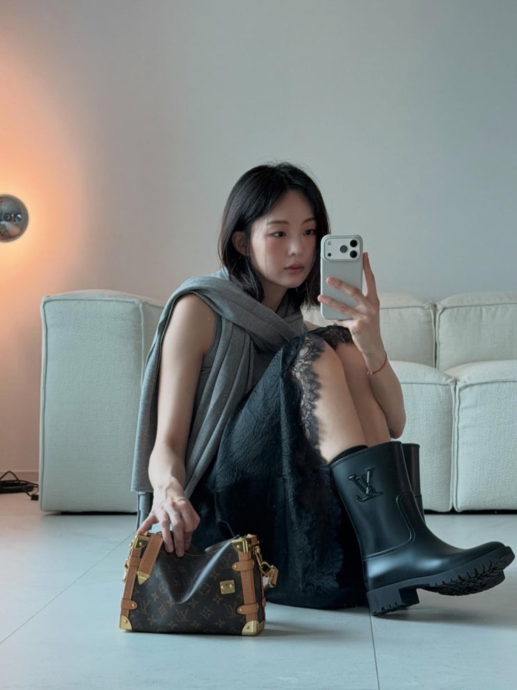 비 오는 날에도 우아한 금새록, 루이비통 착용 변신! 역시 30대 워너비 명품 가방