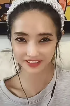 한채영 틱톡 라이브, 짙어진 화장과 피곤함에 엇갈린 반응들