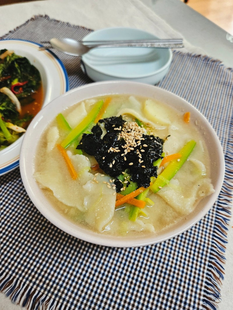 들깨수제비 만들기 비쥬얼 보다는 맛~~들깨가루요리 구수하고 감칠맛에 반하는 들깨 수제비....