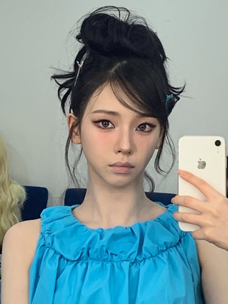 카리나, 극강 마른 비주얼에 더해진 청량 블루 블라우스 스타일링 가이드