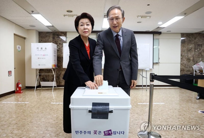 [6·3 지선] 이명박 대통령님, 김윤옥 영부인님 한표…"많은 국민이 투표했으면"(본투표했당! ....