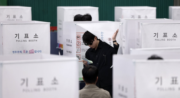 <b>송파구</b>서 <b>투표용지</b> 부족 100여명 대기…<b>투표</b> 차질 우려