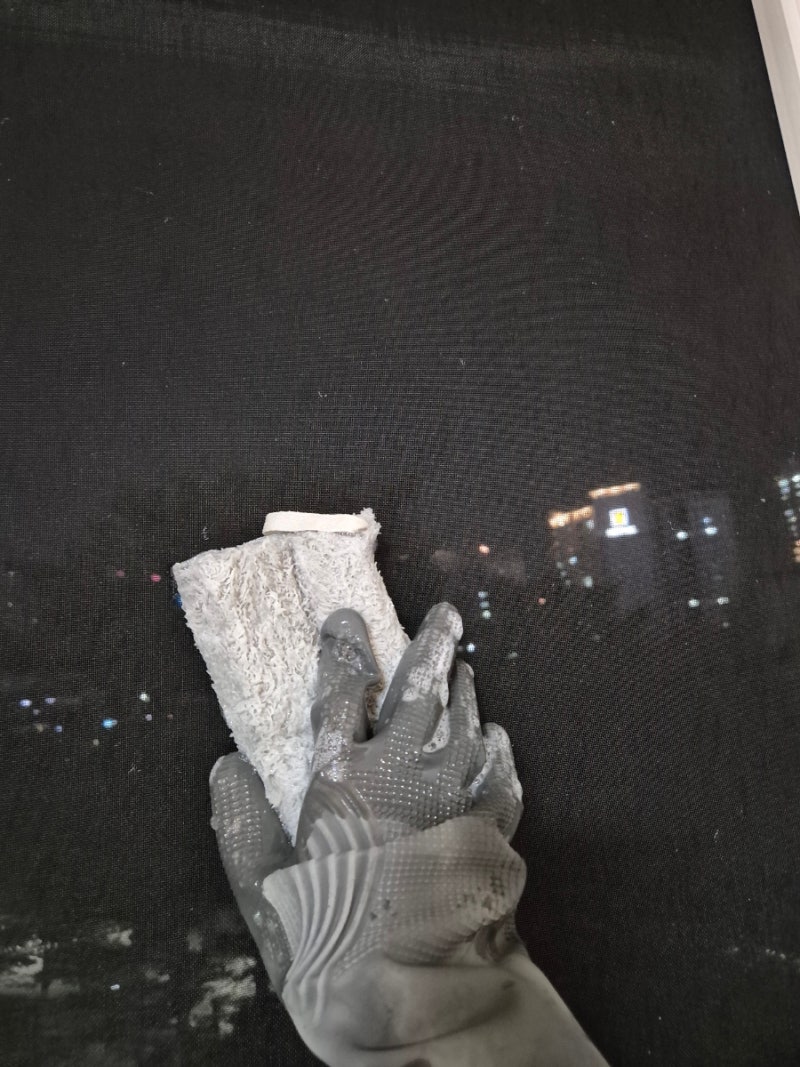 다이소 청소용품 추천 붓으로 창틀 및 방충망 청소하기