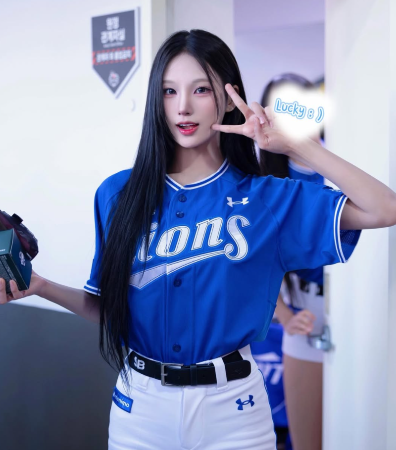 데뷔 1년 차 신비 치어리더, 삼성 라이온즈·화성 FC 넘나들며 라이징 스타 등극!