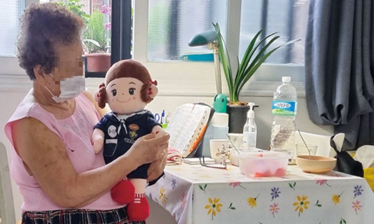 [심층기획-두 얼굴의 AI 의료·돌봄] ‘말벗 AI’에 의존하는 노인들… “챗봇 넘어 진짜 돌봄 로봇 필요”