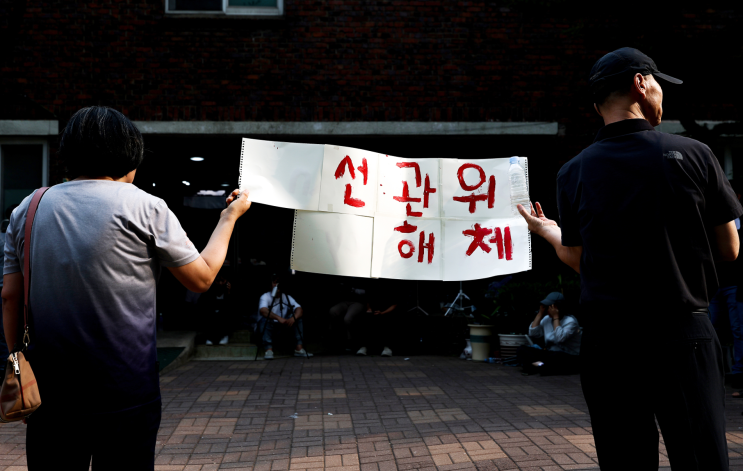 <b>잠실 7동</b> 투표소, 현장 관계자 쓰러져 <b>병원 이송</b>... 투표함... 