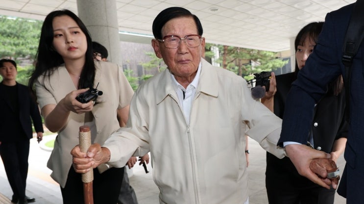 '당원 강제 가입' 의혹 신천지 <b>이만희</b>, <b>합수본</b> 첫 출석... 묵묵부답